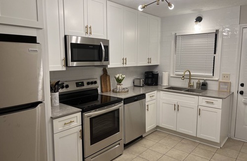 Lawrenceville House | King bed! Near downtown Lawrenceville! Clean.