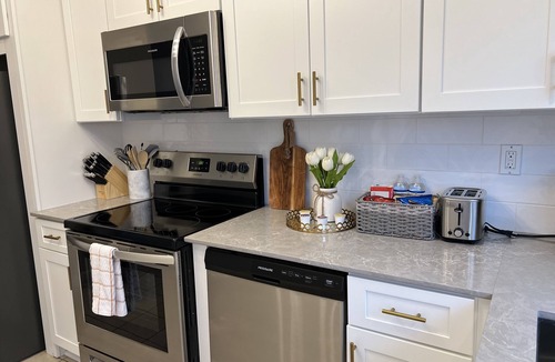 Lawrenceville House | King bed! Near downtown Lawrenceville! Clean.