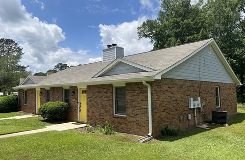 Lawrenceville House | King bed! Near downtown Lawrenceville! Clean.