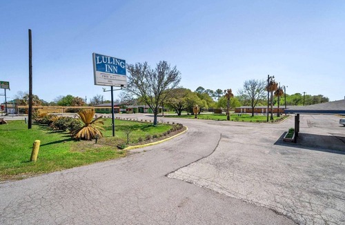 Luling Apartment | King Bed Non-Smoking