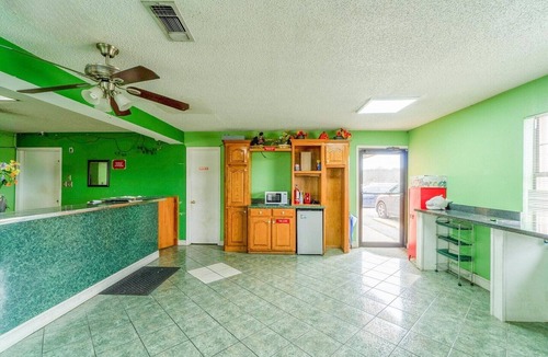 Mineral Wells Apartment | King Bed Non-Smoking