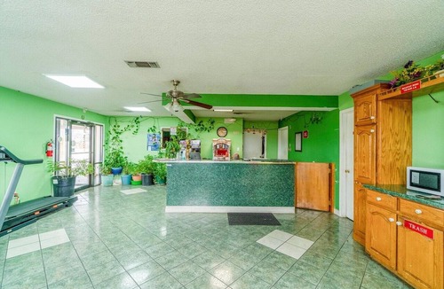 Mineral Wells Apartment | King Bed Non-Smoking