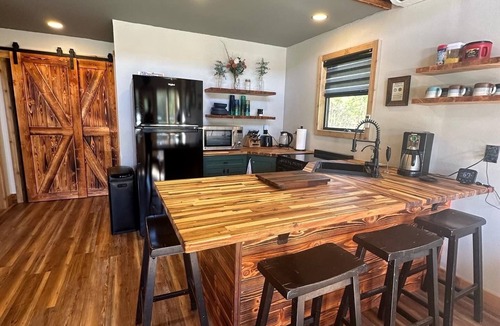 San Augustine Cabin | KING BED! Private trails! Cabin 12 acres! Firepit!