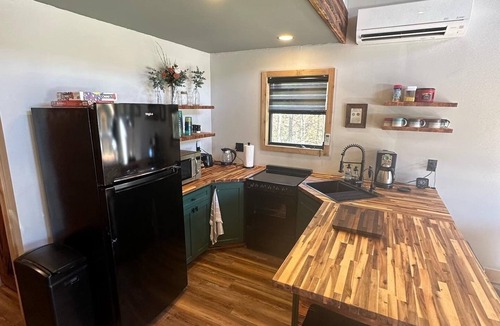 San Augustine Cabin | KING BED! Private trails! Cabin 12 acres! Firepit!
