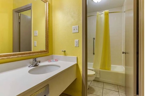 Douglas Hotel | King Bed Room w/Swimming Pool Near WWII Museums
