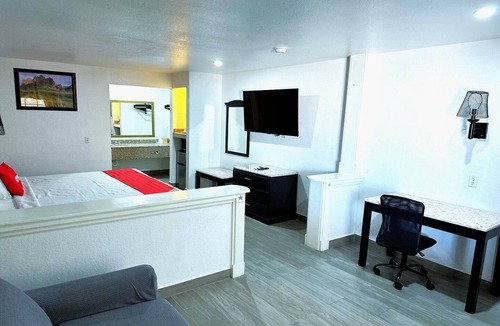 Three Rivers Hotel | King Bed | Smoking | AC