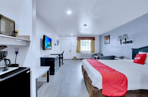 Three Rivers Hotel | King Bed | Smoking | AC