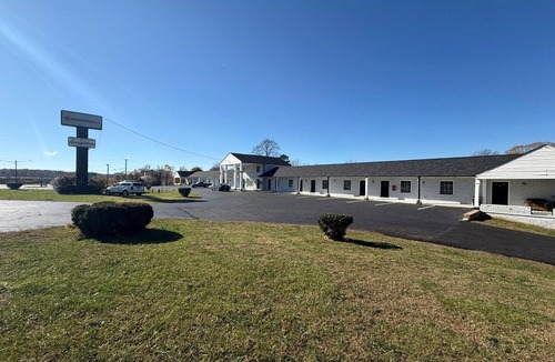 Danville Apartment | King Bed|Smoking|Danville VA