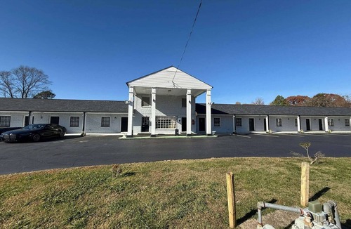 Danville Apartment | King Bed|Smoking|Danville VA