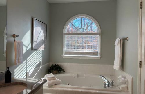 Northwest Raleigh House | King Bed, Workspace, Games near RDU, RTP, Downtown