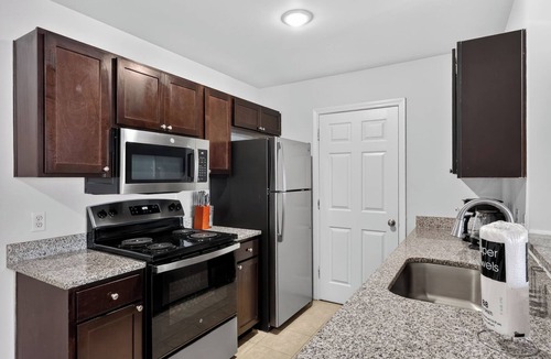 Savannah Apartment | King George 2BR Luxury Stay