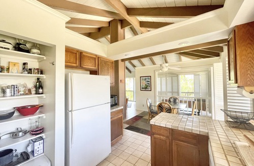 Kahaluu Bay House | King Palm, Aug Low rates, Ocean views walk to Magics beach Kahalu'u Free HSWIFI
