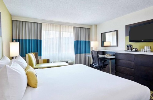 Third Ward House | King Room at a 4⭐️ Hotel