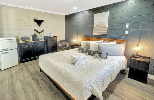 Carolina Beach Hotel | King Room Hotel- 2 Pools, Near Beach/Boardwalk, No Pets Allowed