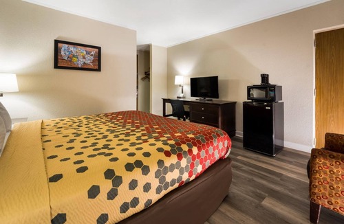 Perry Hotel | King Room near Houston Lakes Cinemas | Free Breakfast, Parking & Indoor Pool