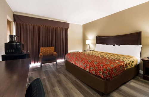 Perry Hotel | King Room near Houston Lakes Cinemas | Free Breakfast, Parking & Indoor Pool