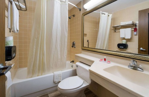 Perry Hotel | King Room near Houston Lakes Cinemas | Free Breakfast, Parking & Indoor Pool