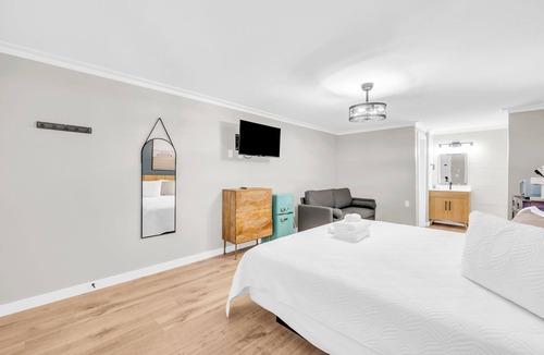 Carolina Beach Hotel | King Room with Sofa Bed Hotel- 2 Pools, Near Beach/Boardwalk, No Pets Allowed
