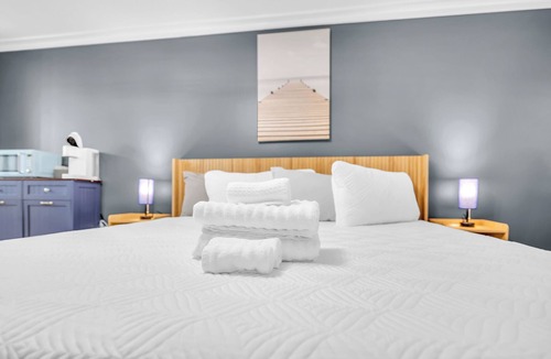 Carolina Beach Hotel | King Room with Sofa Bed Hotel- 2 Pools, Near Beach/Boardwalk, No Pets Allowed