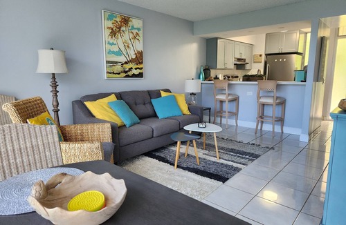 Makaha Condo | King size Bed, 1BR condo, Makaha Valley, with Mtn and Ocean views