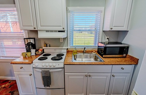 Buxton Apartment | King Studio | 6 | Pet Friendly