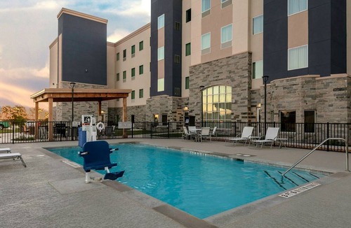 Leander Apartment | King Studio Suite Near Austin | Free Breakfast!