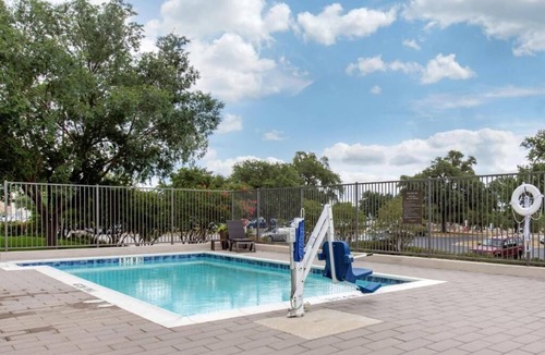 Franklin Park Apartment | King Suite - Accessible/Non-Smoking