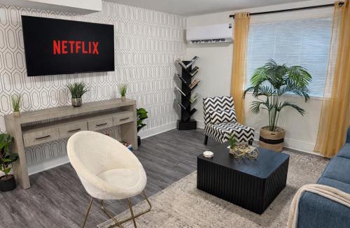 District Heights Apartment | King Suite and Sofa Bed Fast WI-FI Easy DC Access