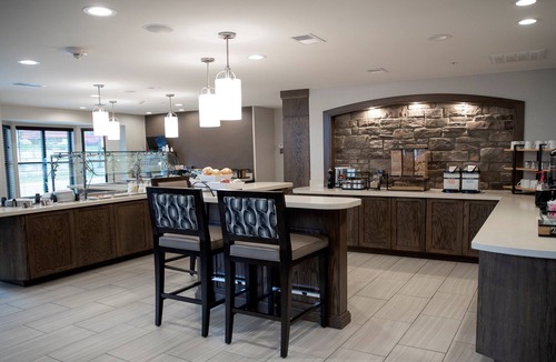 Auburn Hills Apartment | King Suite | Free Breakfast + Indoor Pool