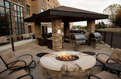 Auburn Hills Apartment | King Suite | Free Breakfast + Indoor Pool