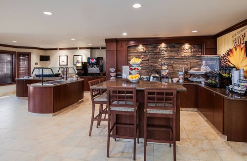 Biggs Field Condo | King Suite | Free Daily Breakfast, Outdoor Pool Access + 24h Business Center