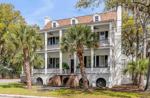 The Old Commons House | King Suite in Historic 1785 Bed & Breakfast Hotel!