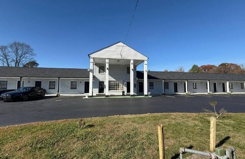 Danville Hotel | King Unit Near Arts & History Museum, Pets Welcome and Parking Included!