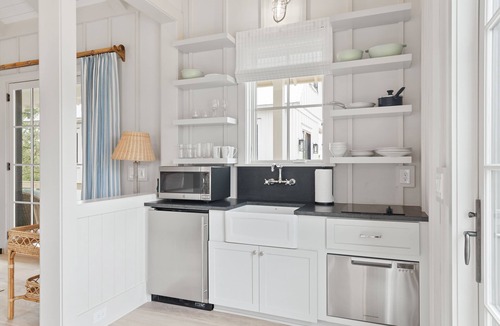 Johns Island House | “Kingfisher” (3029 Southerly Way) 2 person creekside bungalow at Kiawah River