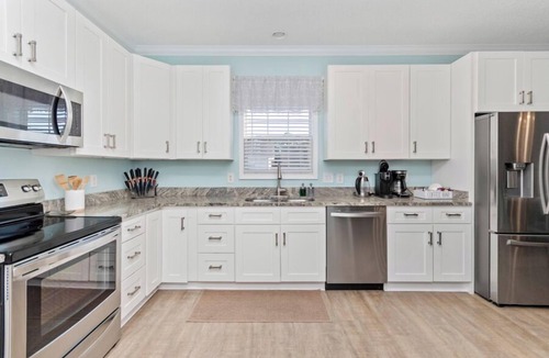 Crescent Beach House | Kings on Madison|Near Beach|4 King Beds|EV Charger