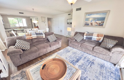 Arcadian Shores Villa | Kingston Richmond Pk 8E 1st floor w/pool & beach