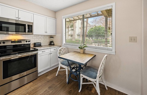 Arcadian Shores Villa | Kingston Richmond Pk 8E 1st floor w/pool & beach