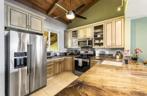 Kahaluu Bay Condo | KKSR5303 DIRECT OCEANFRONT, TOP FLOOR W/LOFT, REMODELED, AIR CONDITIONING!