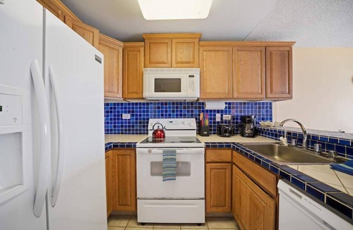Historic Kailua Village Condo | Kona Alii Oceanview Pool Shops & Restaurants