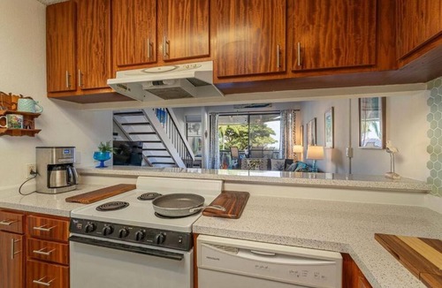 Historic Kailua Village Resort | Kona Hawaii 2 bedroom Condo Sleeps 6