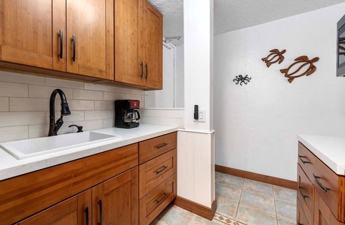Historic Kailua Village Apartment | Kona Islander Hawaiian Style Poolside