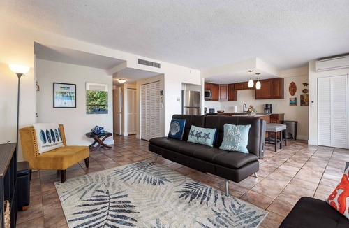 Historic Kailua Village Condo | Kona Plaza 201: Cozy Condo w/AC, Shared Pool & Ocean Views