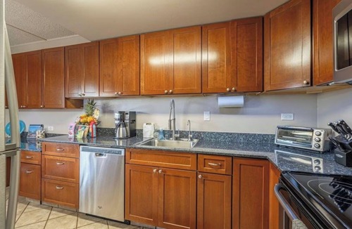 Historic Kailua Village Condo | Kona Plaza#409: Top Floor, Downtown, Rare 3 bedroom Penthouse with Ocean View