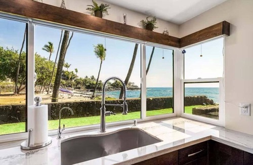 Historic Kailua Village Condo | Kona Reef A1: Ocean-view 2BR condo in Kailua-Kona, perfect for 4-6 guests.