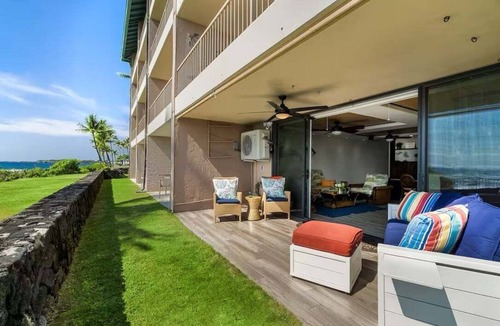 Historic Kailua Village Condo | Kona Reef A1: Ocean-view 2BR condo in Kailua-Kona, perfect for 4-6 guests.