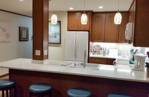 Historic Kailua Village Condo | Kona Reef B34/Beachfront/Walk to Town/Air Con/WiFi/Top Floor