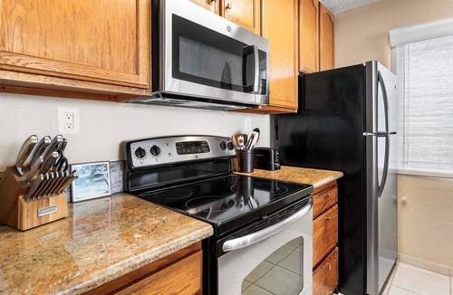 Historic Kailua Village Condo | Kona Reef F11: Oceanview Condo w/Shared Pool, AC & Lanai Views