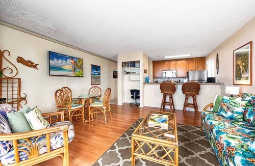 Historic Kailua Village Condo | Kona Reef F11: Oceanview Condo w/Shared Pool, AC & Lanai Views
