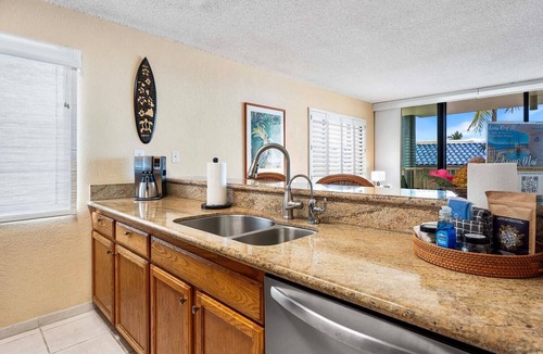 Historic Kailua Village Condo | Kona Reef F11: Oceanview Condo w/Shared Pool, AC & Lanai Views