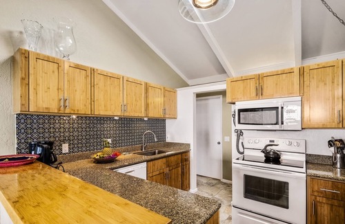 Historic Kailua Village House | "Kona Sunset House" on Walua: Breathtaking Ocean Views with Incredible Pool!